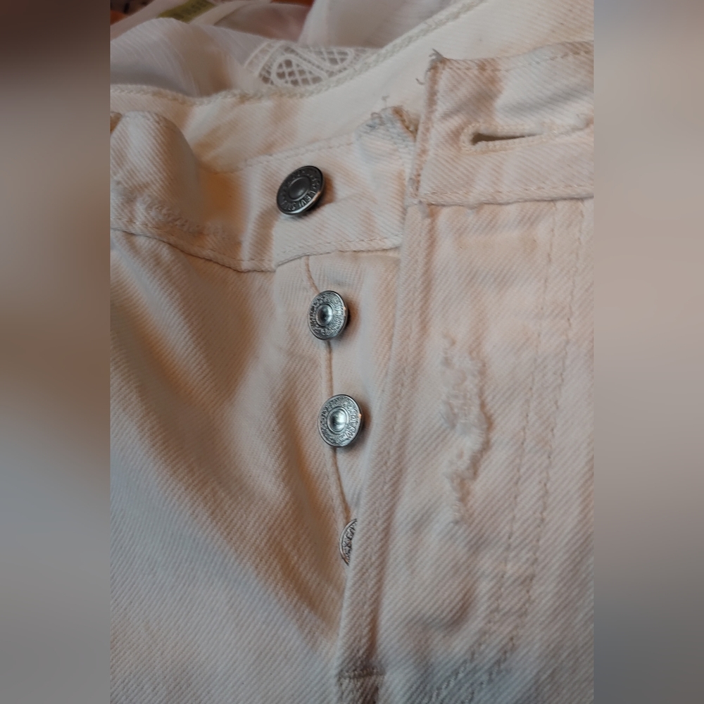 White Levi sz 28 501 with button fly - Picture 4 of 6